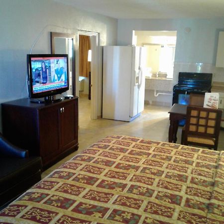 Express Inn & Suites - 5 Miles From St Petersburg Clearwater Airport 외부 사진