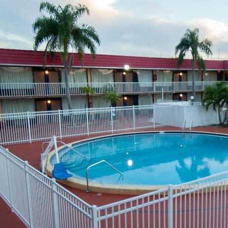 Express Inn & Suites - 5 Miles From St Petersburg Clearwater Airport 외부 사진