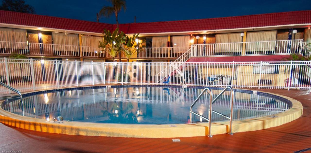Express Inn & Suites - 5 Miles From St Petersburg Clearwater Airport 외부 사진