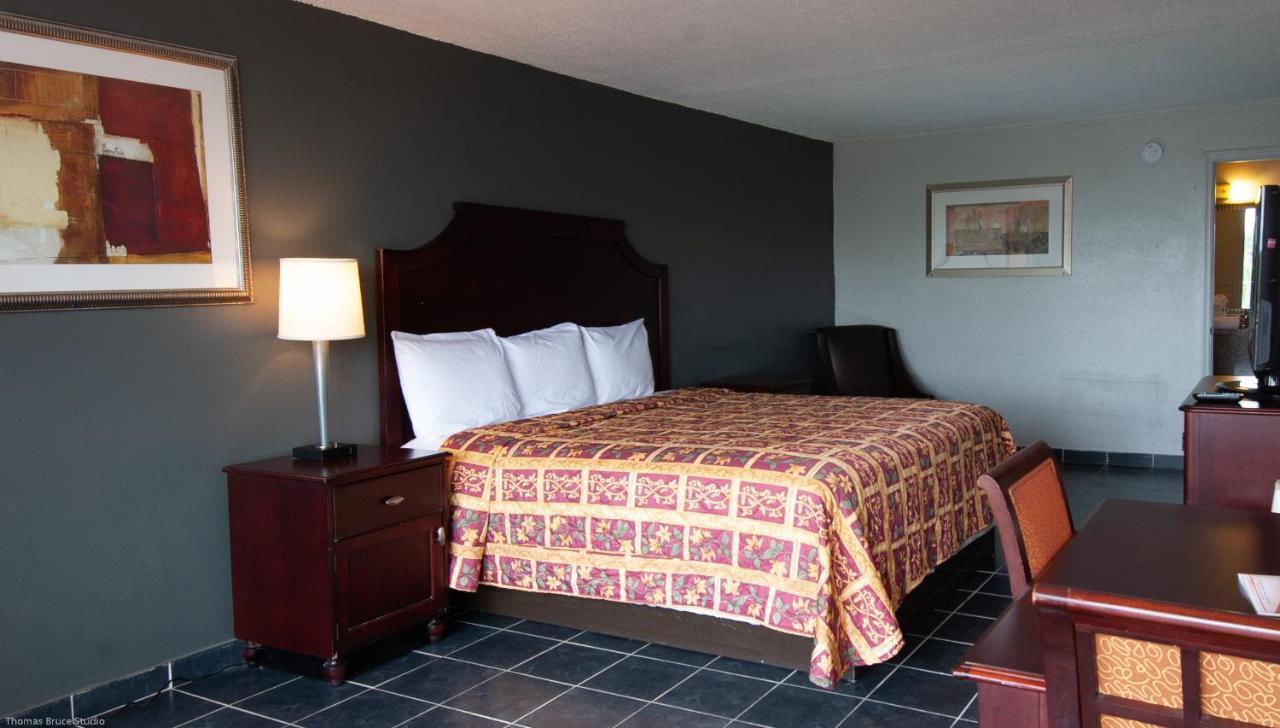 Express Inn & Suites - 5 Miles From St Petersburg Clearwater Airport 외부 사진