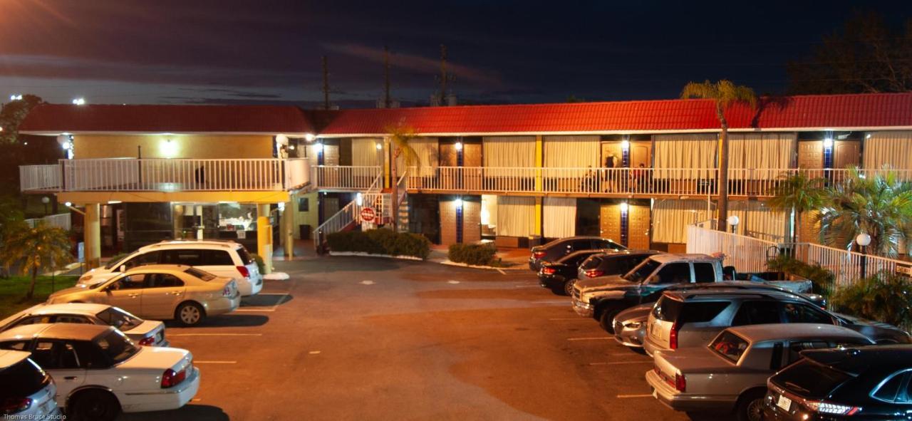 Express Inn & Suites - 5 Miles From St Petersburg Clearwater Airport 외부 사진