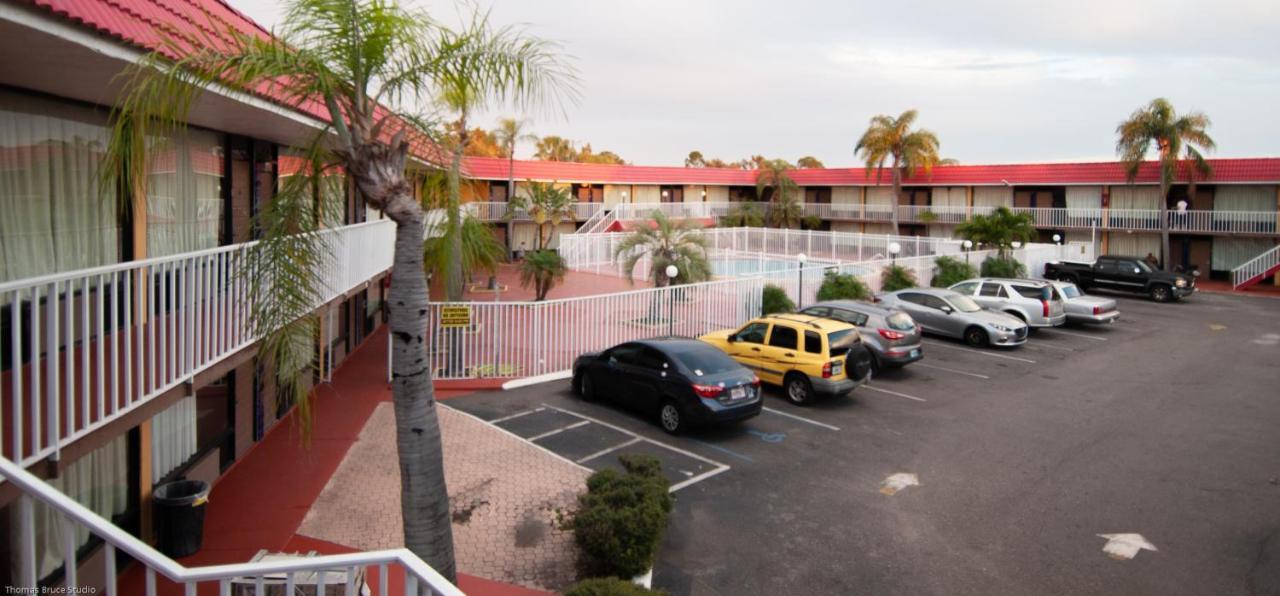Express Inn & Suites - 5 Miles From St Petersburg Clearwater Airport 외부 사진