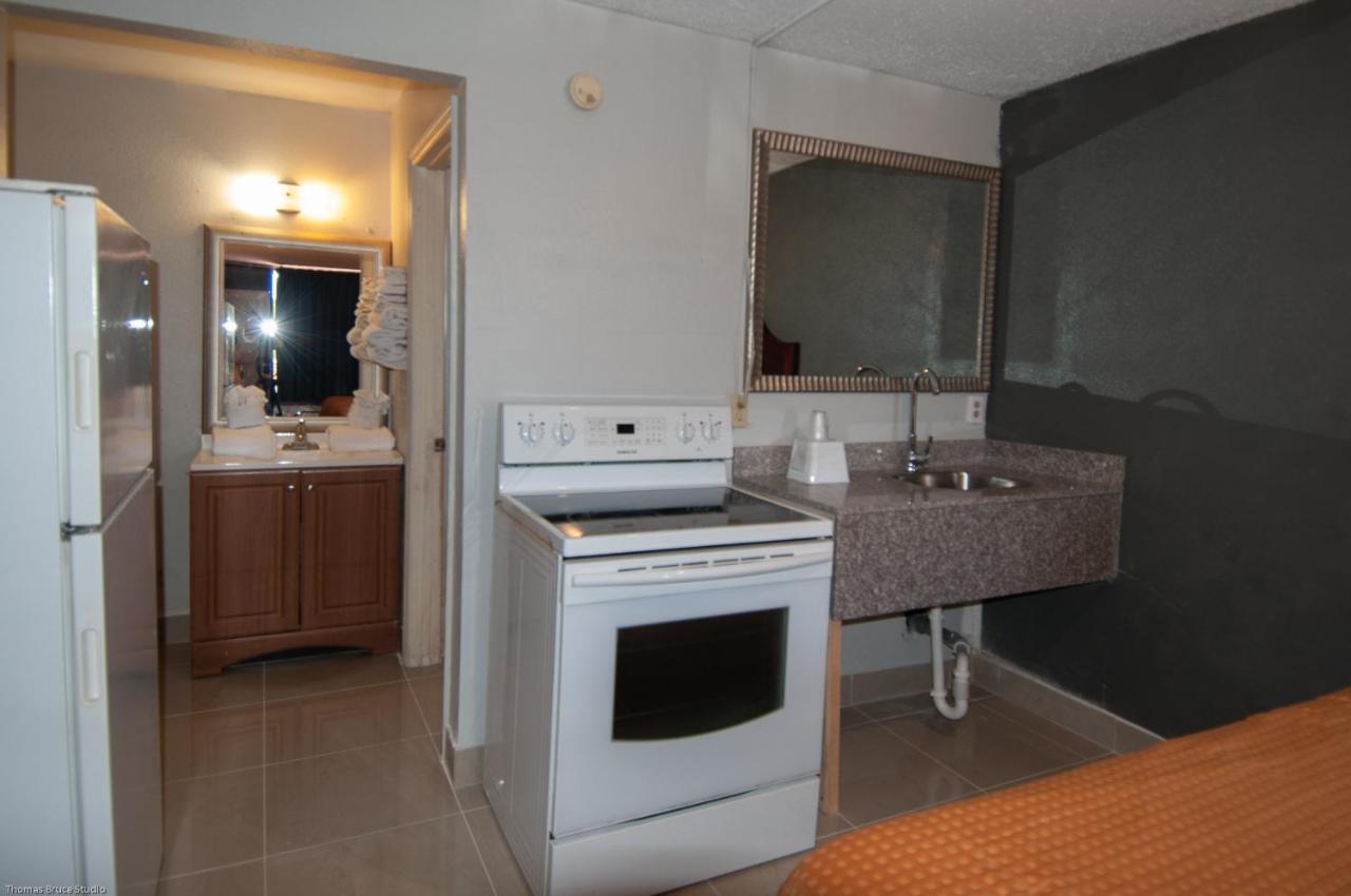 Express Inn & Suites - 5 Miles From St Petersburg Clearwater Airport 외부 사진