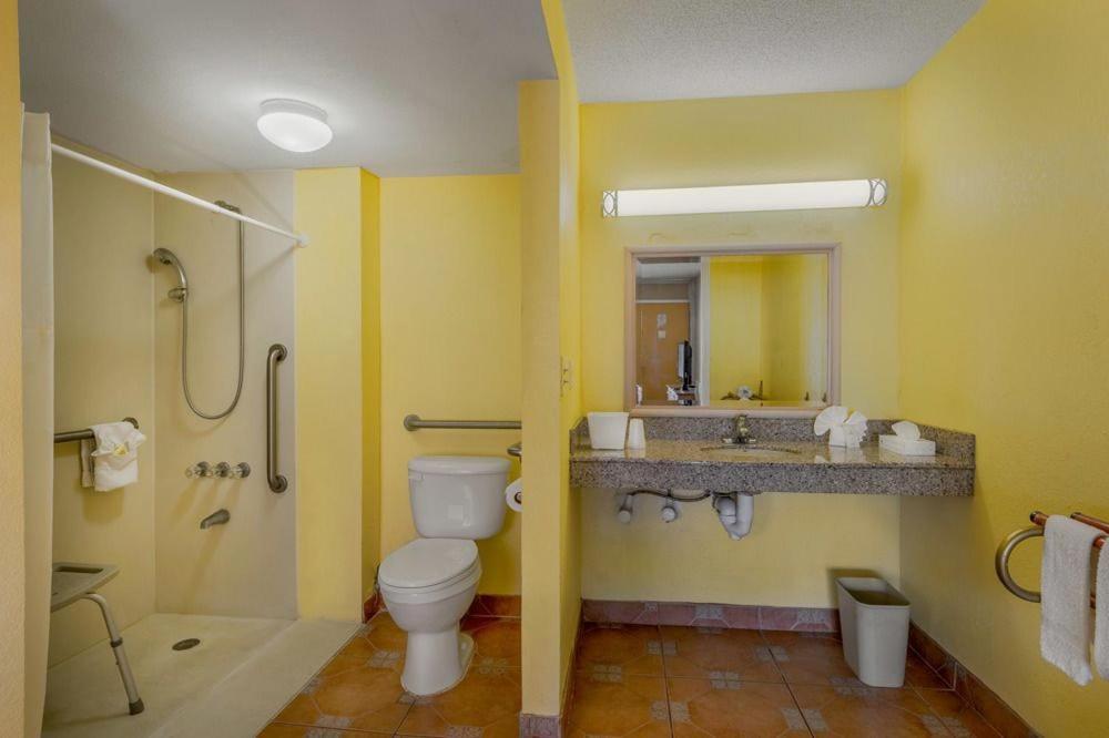 Express Inn & Suites - 5 Miles From St Petersburg Clearwater Airport 외부 사진