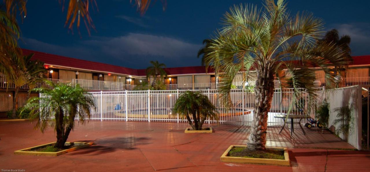 Express Inn & Suites - 5 Miles From St Petersburg Clearwater Airport 외부 사진
