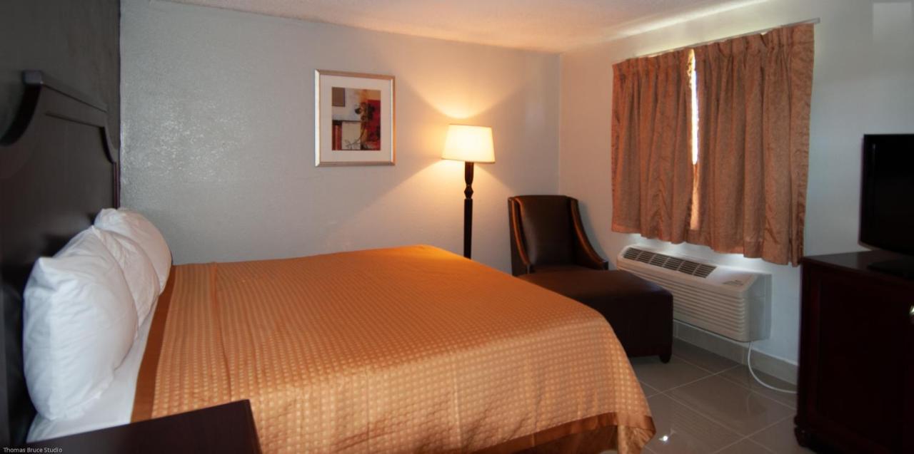 Express Inn & Suites - 5 Miles From St Petersburg Clearwater Airport 외부 사진