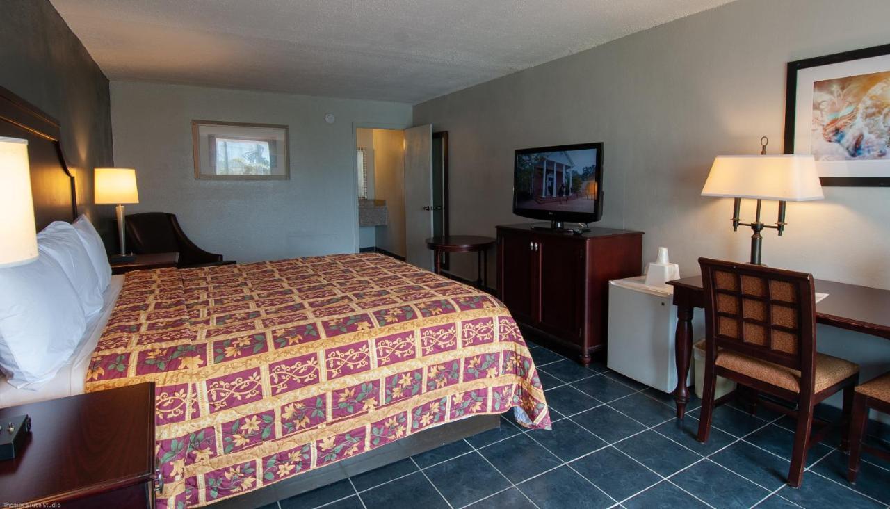 Express Inn & Suites - 5 Miles From St Petersburg Clearwater Airport 외부 사진