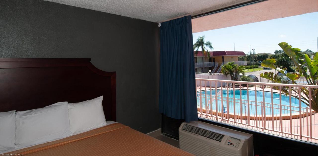Express Inn & Suites - 5 Miles From St Petersburg Clearwater Airport 외부 사진