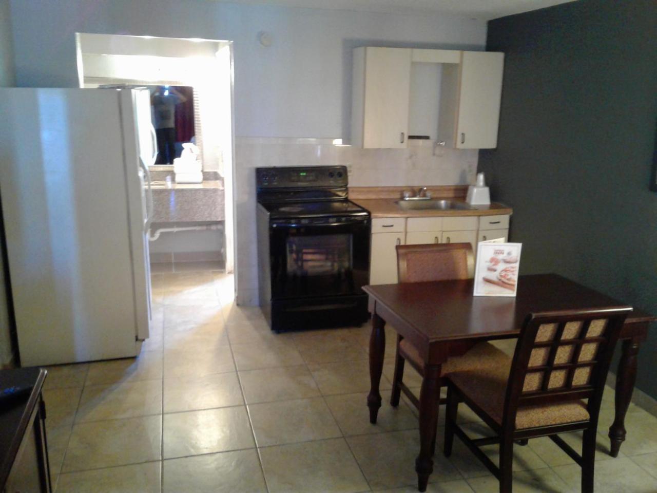 Express Inn & Suites - 5 Miles From St Petersburg Clearwater Airport 외부 사진