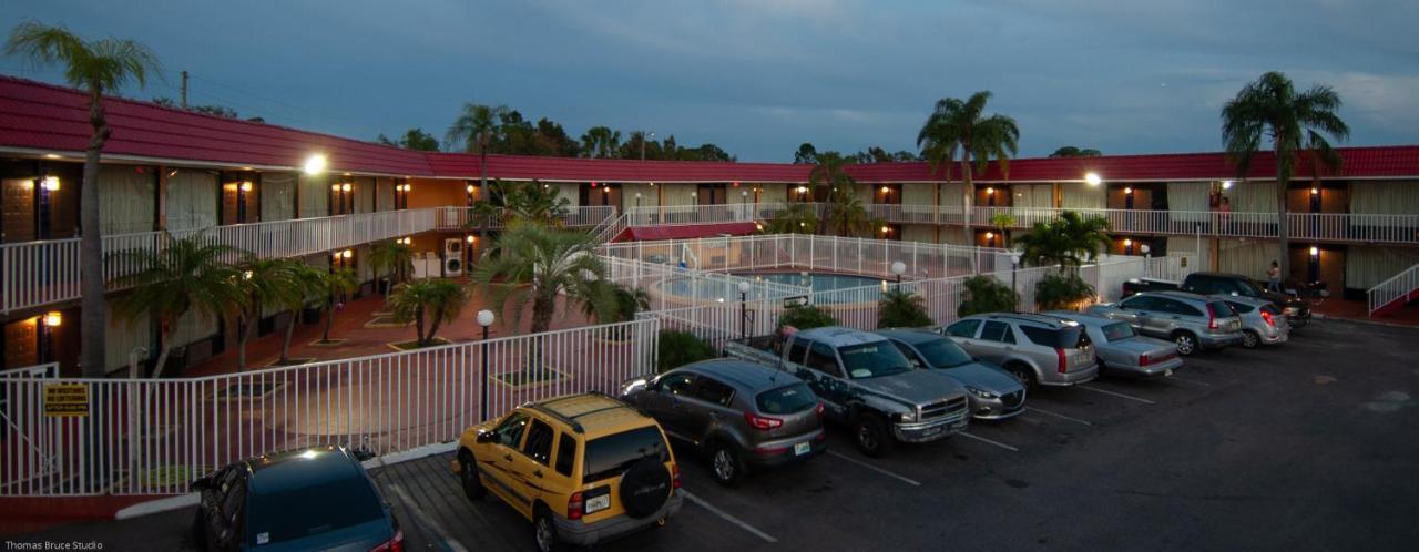 Express Inn & Suites - 5 Miles From St Petersburg Clearwater Airport 외부 사진