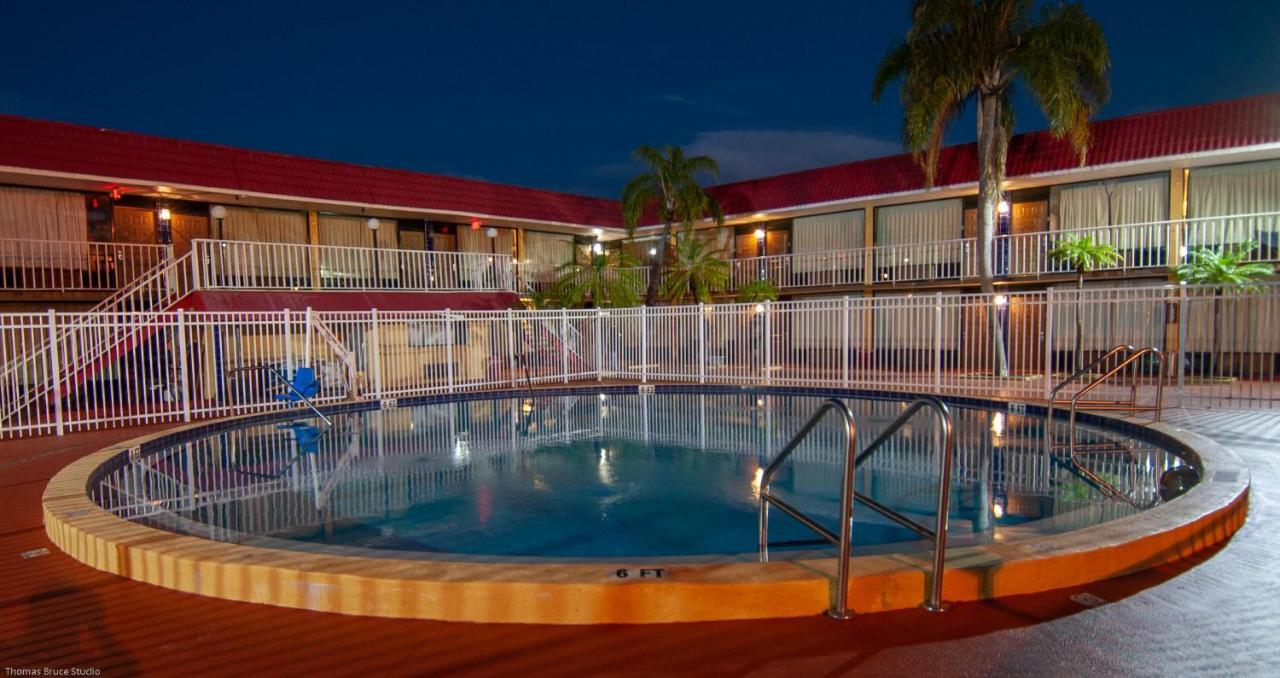 Express Inn & Suites - 5 Miles From St Petersburg Clearwater Airport 외부 사진