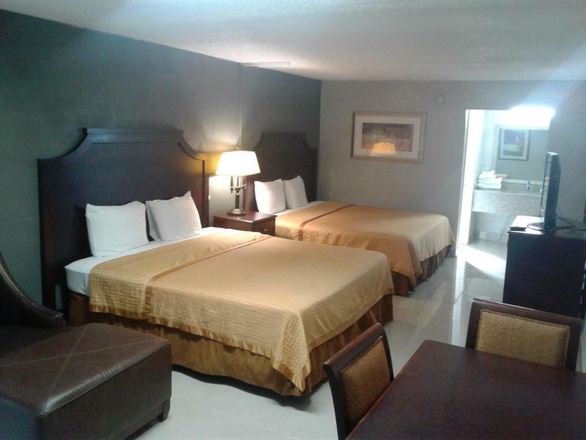 Express Inn & Suites - 5 Miles From St Petersburg Clearwater Airport 외부 사진