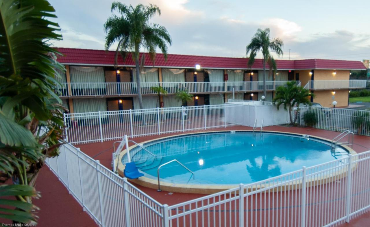 Express Inn & Suites - 5 Miles From St Petersburg Clearwater Airport 외부 사진