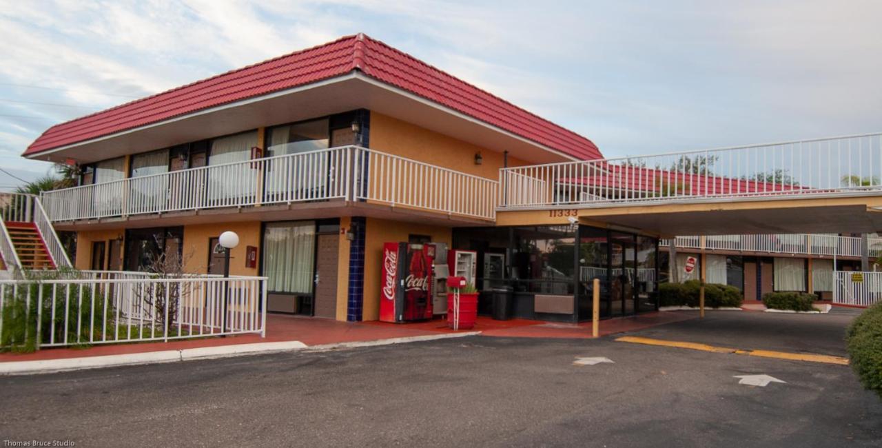 Express Inn & Suites - 5 Miles From St Petersburg Clearwater Airport 외부 사진